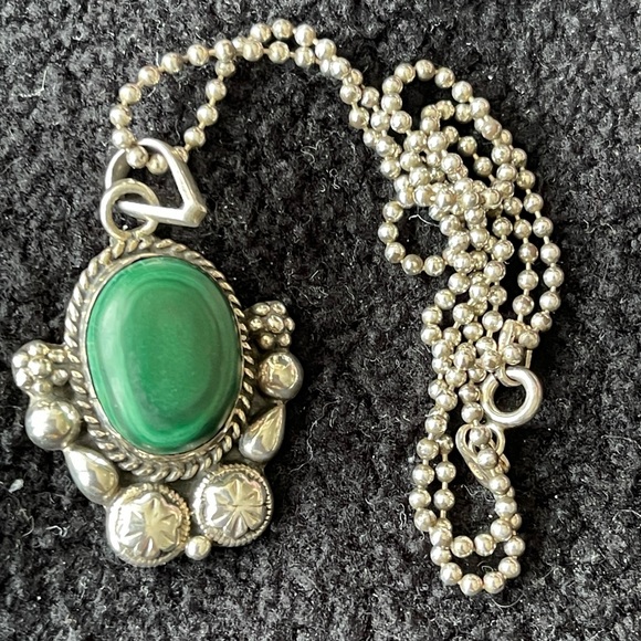 Green Malachite vintage sterling silver Southwest style necklace. 16” - Picture 4 of 5